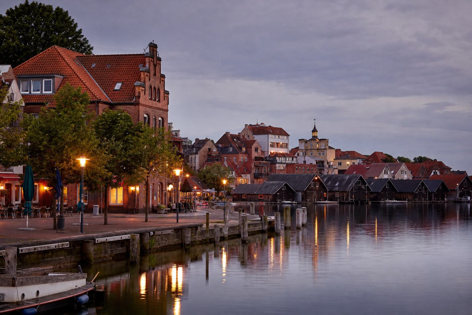 Hafenpromenade in Waren mit Booten und Backsteinfassaden