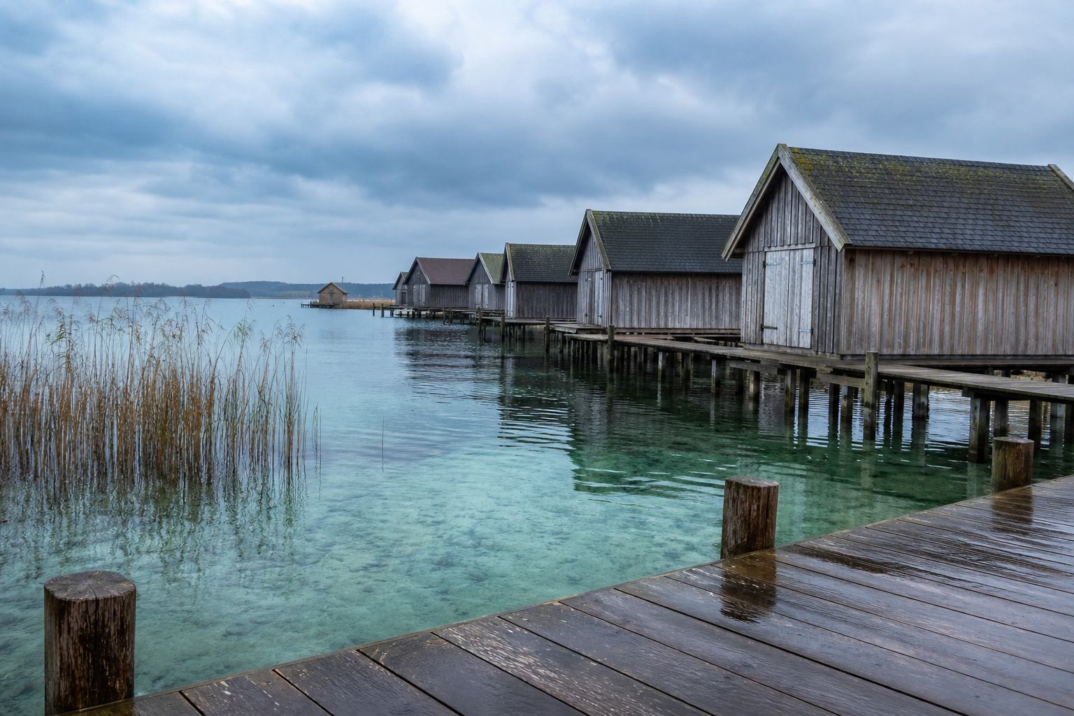 Segelboot und Kanu auf ruhigem Seenwasser